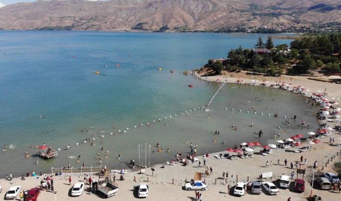 Elazığ'da serinlemek için girdiği Hazar Gölü’nde yüzerken kalp krizi geçiren