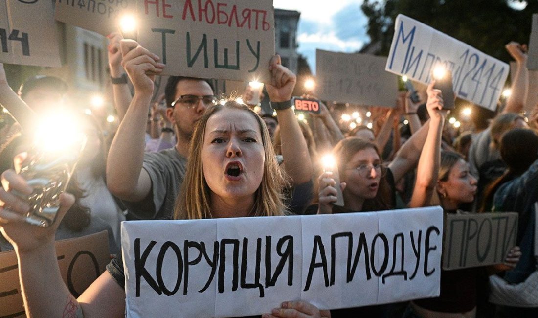 Ukrayna'da yolsuzluğa karşı çaba eden kurumların yetkisini kısıtlayan yasa onaylandı,