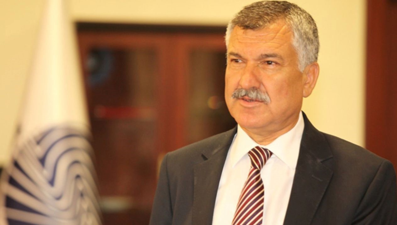 Zeydan Karalar, Türkiye gündemi ve siyasetini yakından takip eden toplumsal