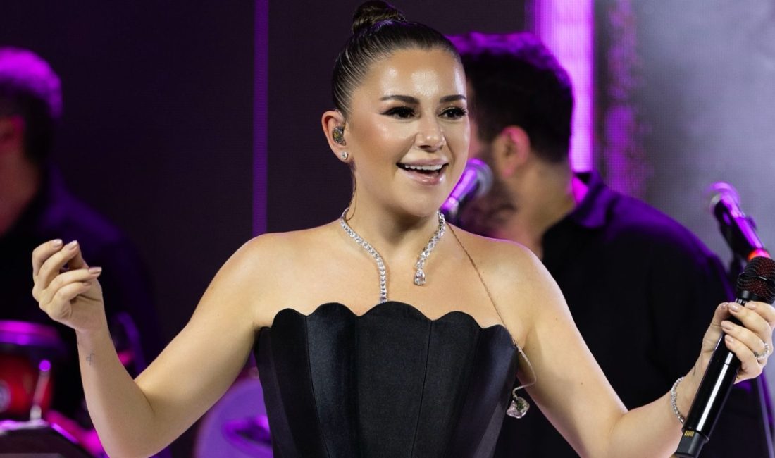 İki çocuğu olan Merve Özbey şu sıralar zayıflığıyla dikkat çekiyor.