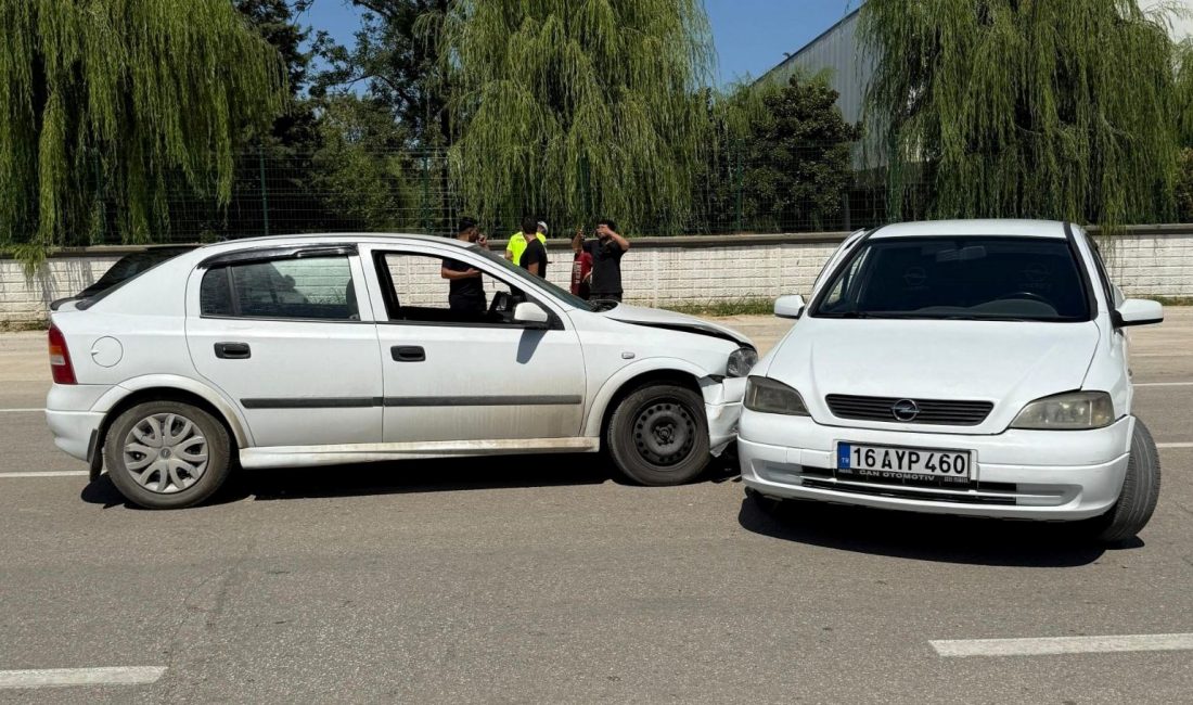 Bursa'nın İnegöl ilçesinde meydana gelen kazada 2 araba çarpıştı; 2