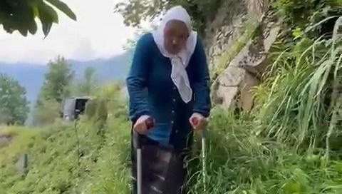 Rize'nin İkizdere ilçesinde sıhhat sorunları nedeniyle koltuk değnekleri ile gezmek