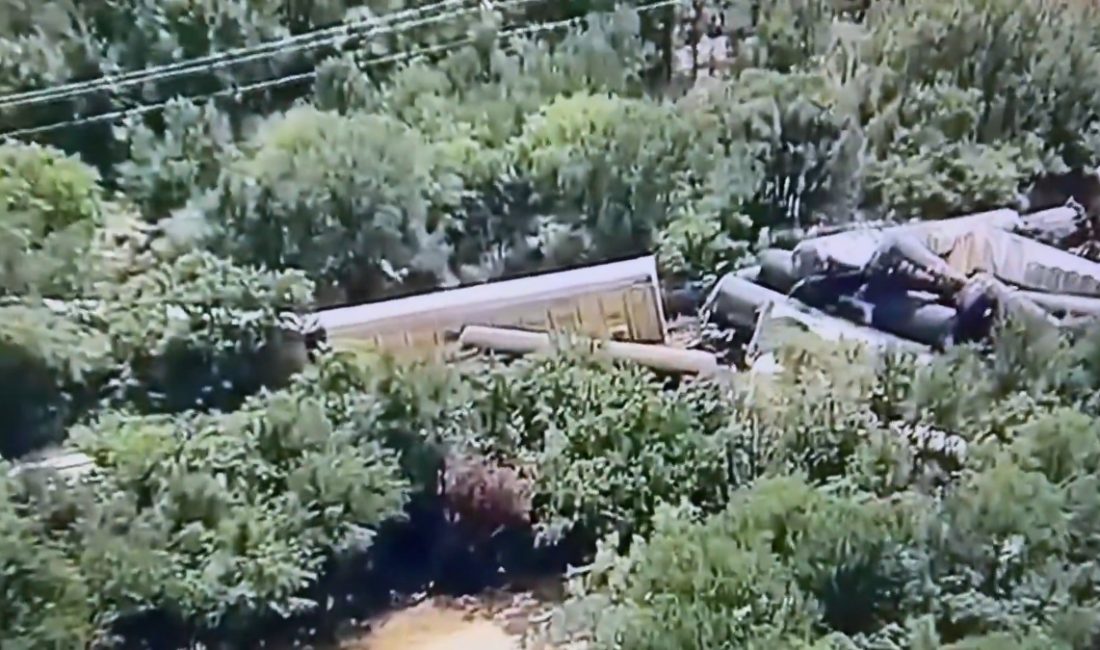 Texas eyaletinde kimyasal husus taşıyan 35 vagonlu bir tren raydan