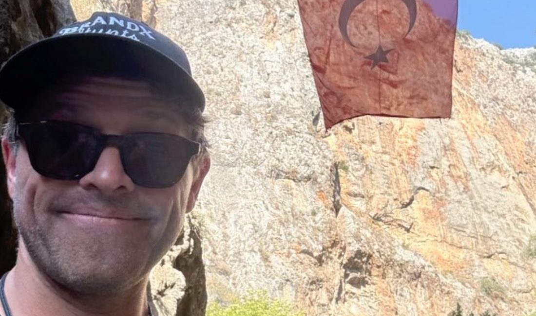 Türkiye'ye gelen ABD'li oyuncu Misha Collins, Amintas Kaya Mezarları’nı ziyareti