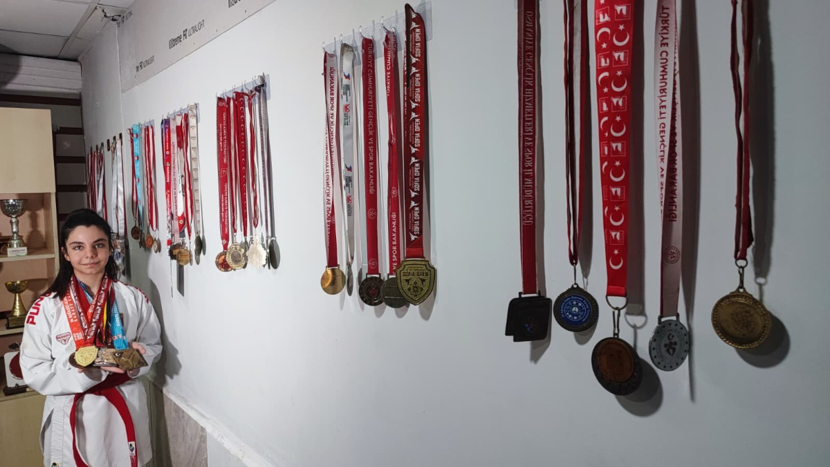 Adana'da babasının antrenörlüğünü yaptığı 14 yaşındaki kız çocuğu karate kolunda