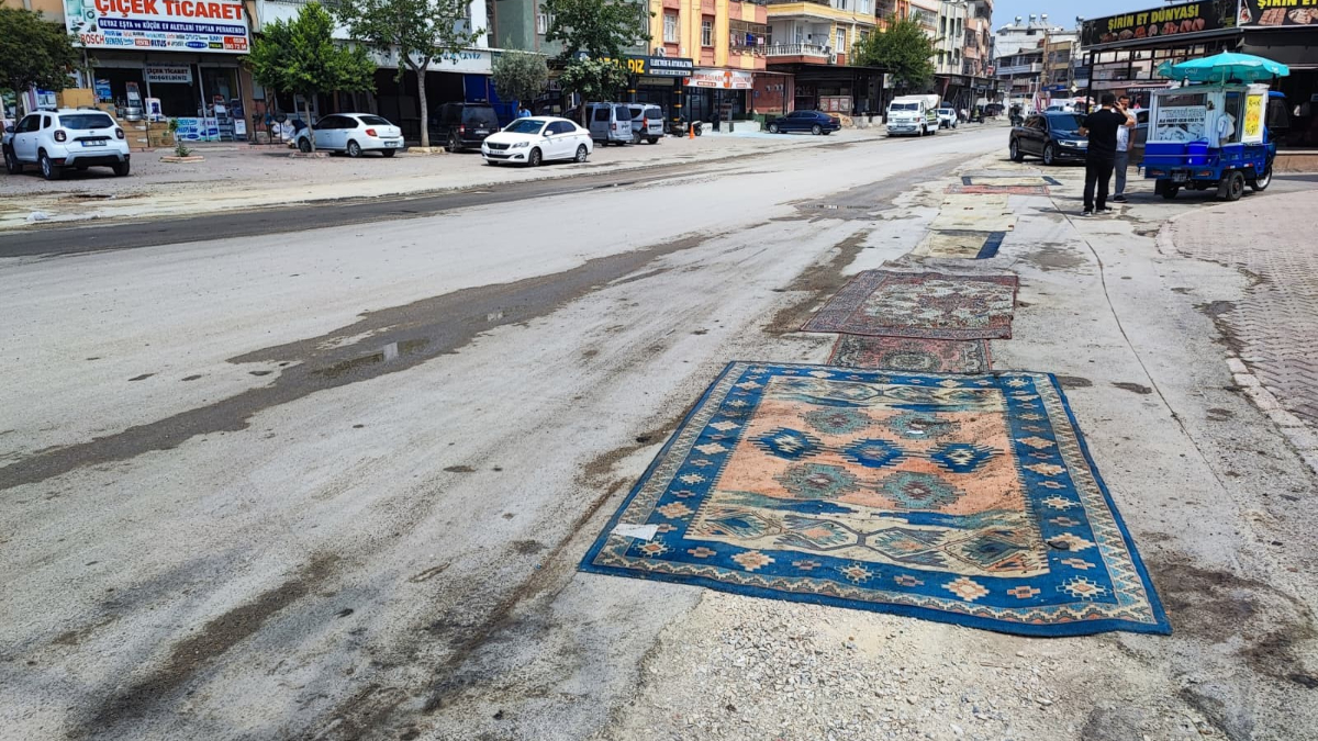 Seyhan ilçesinde kazılan yol, belediye tarafından bir türlü asfaltlanmayınca esnaf