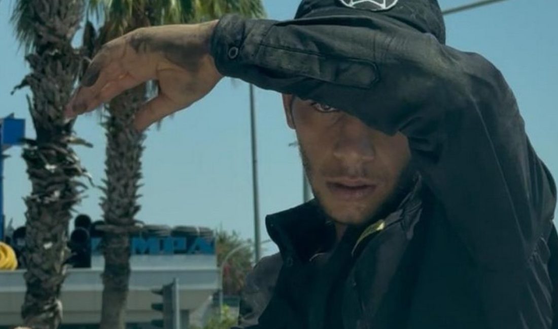 Kırmızı ışıkta duran araçların camını silerken kaygı salıp, bir aracın