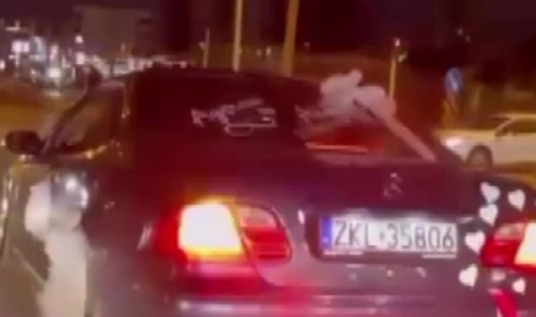 Adana'da düğün konvoyunda gelin otomobiliyle yolu kapatıp lastik yaktılar. O