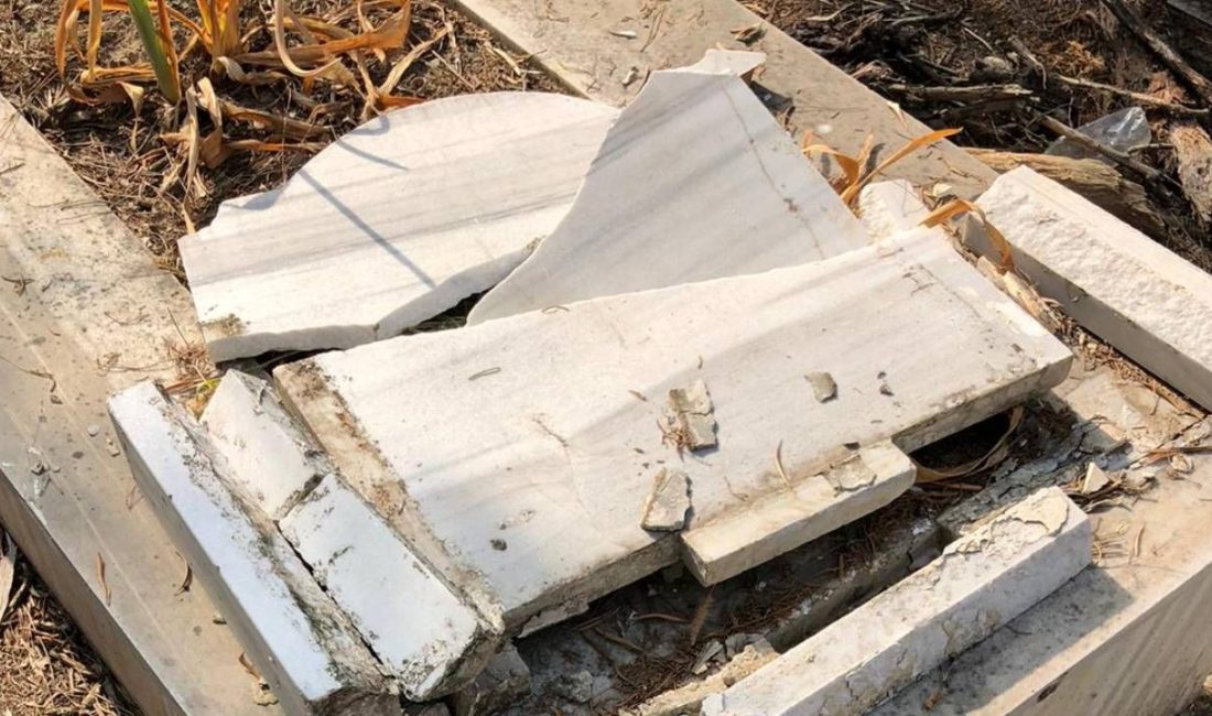 Adana'da mezarlıktaki birtakım mezar taşları tahrip edildi. Jandarma, şüphelilerin yakalanması