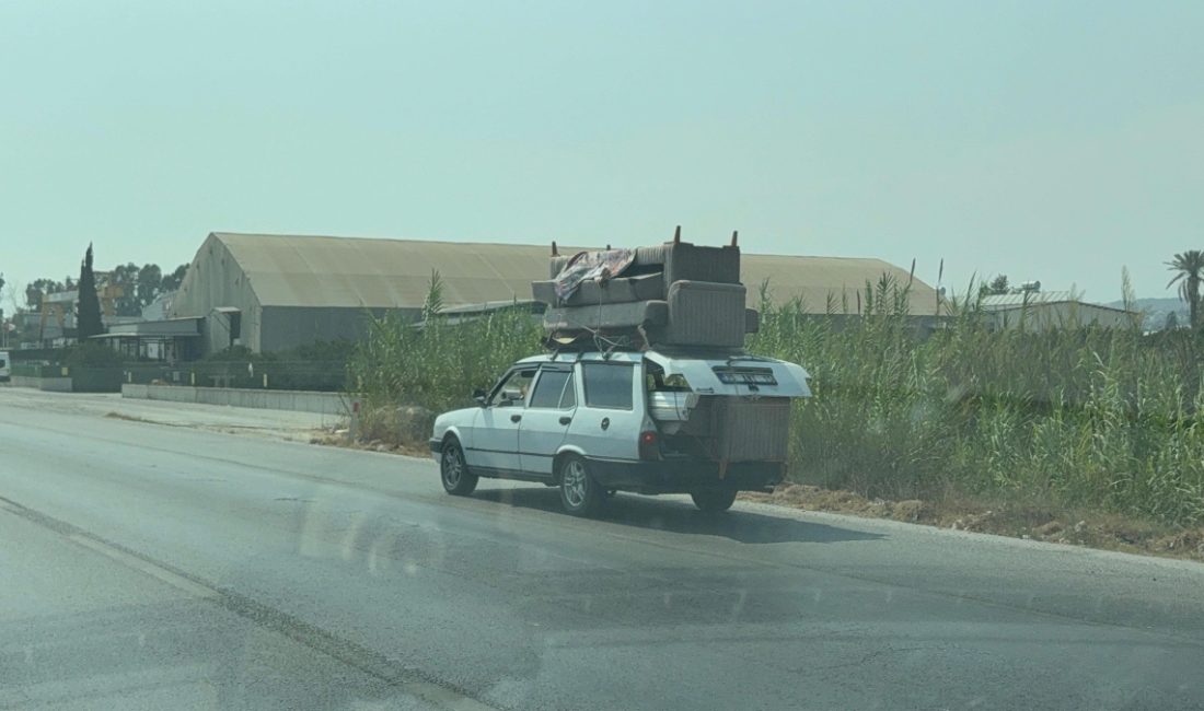 Adana'da D-400 Karayolu'nda arabasıyla koltuk taşıyan şoför trafiği tehlikeye düşürürken,
