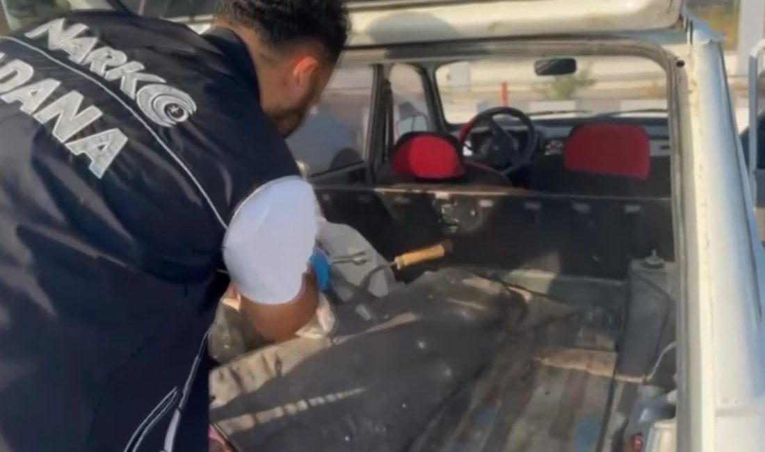Yüreğir ilçesinde narkotik polislerinin arama yaptığı aracında 3 binden uyuşturucu