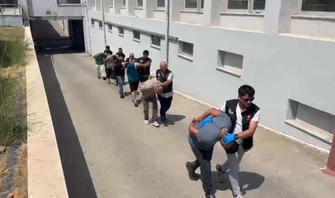 Kentte sokak satıcılarına yönelik düzenlenen operasyonda çeşitli tıpta uyuşturucu husus