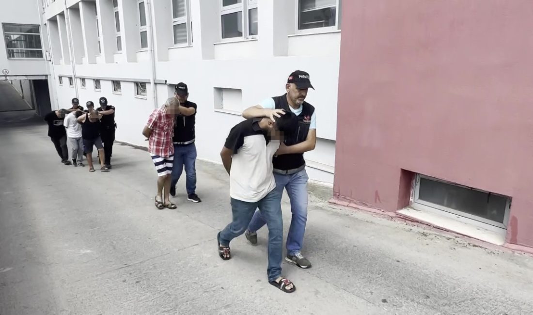 Adana'da polis takımlarınca düzenlenen operasyonda uyuşturucu unsur ticareti yapan 5