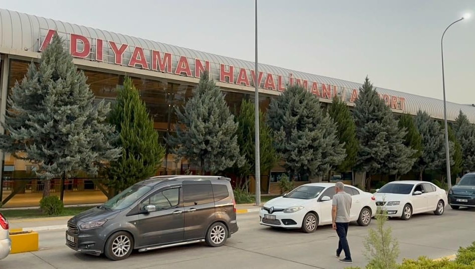 Adıyaman Havalimanı'nda silahlı saldırgan paniği yaşandı. Bir kişi, husumetlisini vurmak