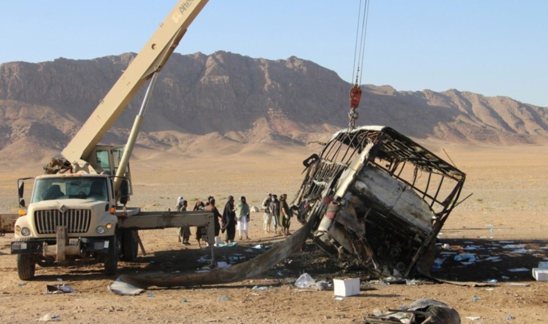 İran'ın hudut dışı ettiği Afgan göçmenleri taşıyan otobüsün Afganistan'ın batısındaki