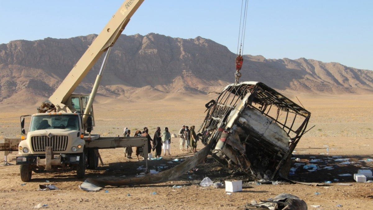 İran'ın hudut dışı ettiği Afgan göçmenleri taşıyan otobüsün Afganistan'ın batısındaki