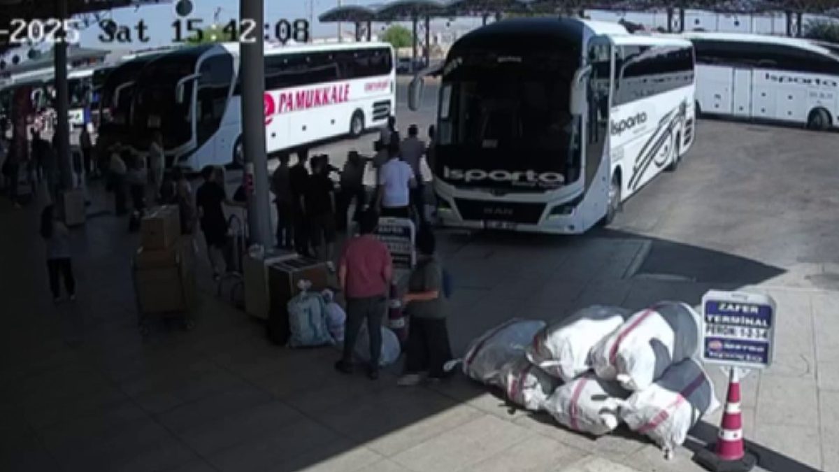 Otobüs terminalinde beklediği otobüs 15 dakika geç geldiği için 20