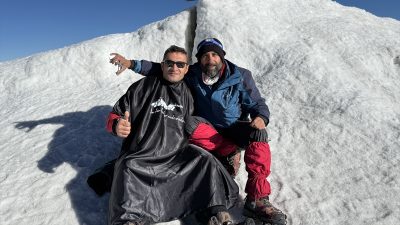 Iğdırlı berber ve dağcı Murat Akay, kendisiyle Ağrı Dağı'nın tepesinde