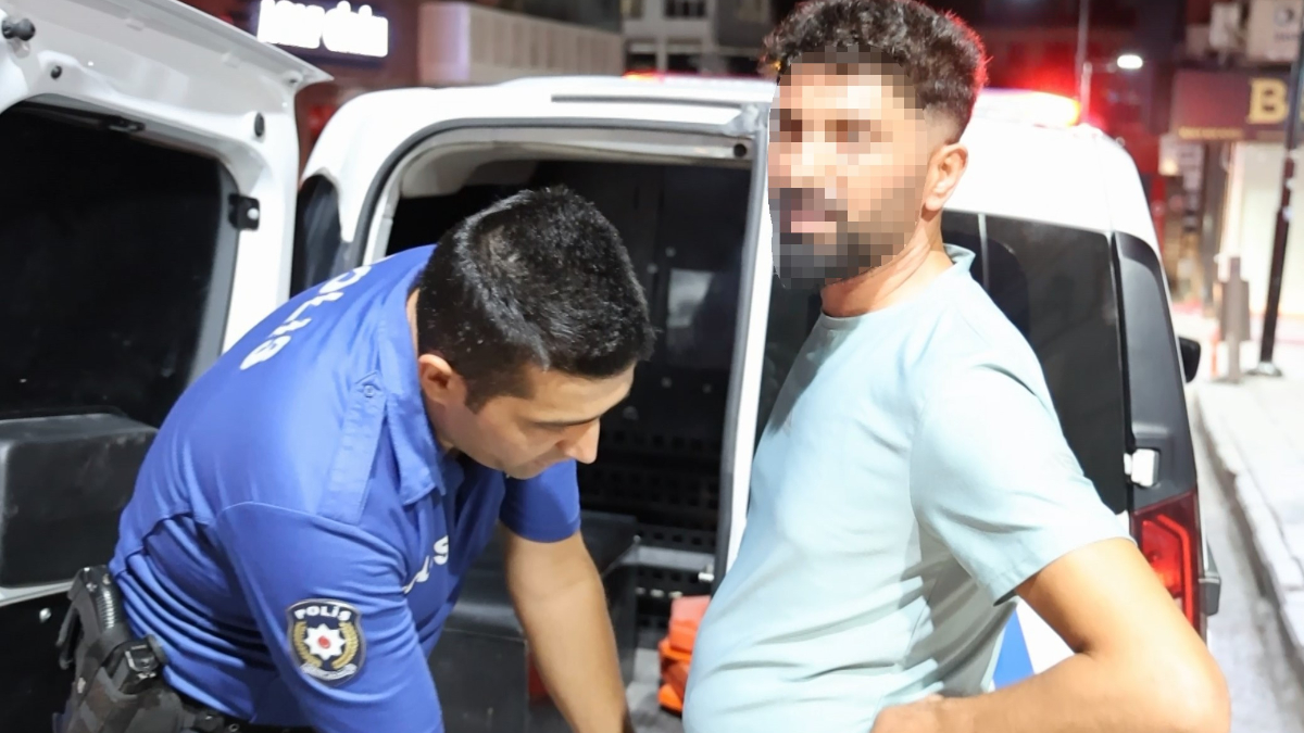 Aksaray’da alkollü halde direksiyon başında polise yakalanan şoför, evvel cips