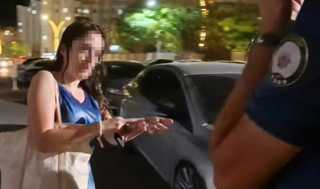 Yüzme havuzuna gelen bayan ile havuzda misyonlu bayan ortasında çıkan
