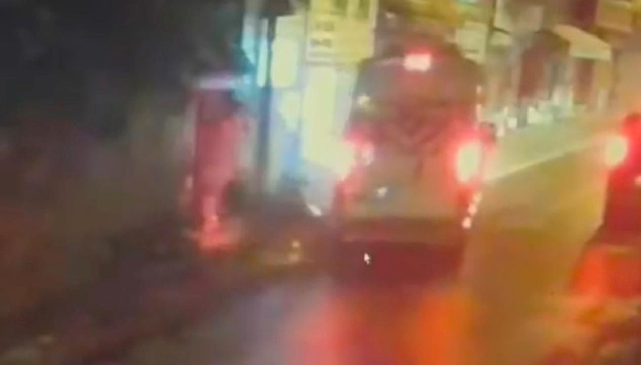 Direksiyon başına alkollü geçen servis sürücüsü, bir motosikletliye çarparak vefatına