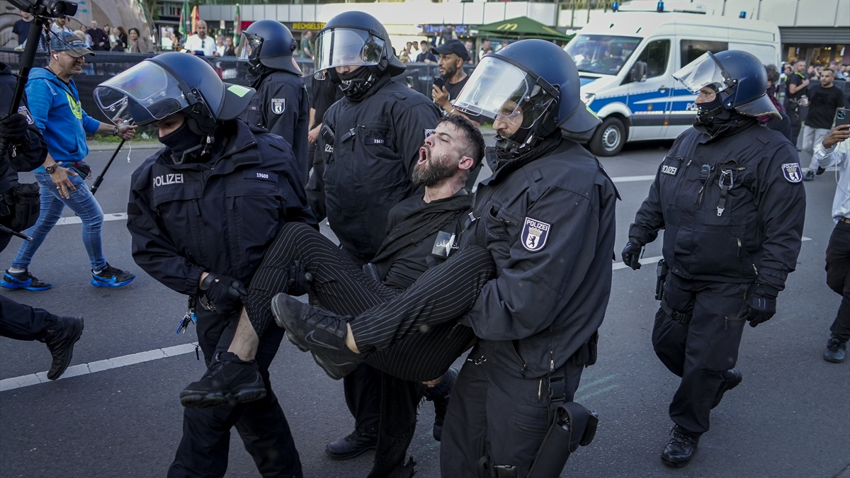 Almanya’nın başşehri Berlin'de polis, Filistin'e takviye aksiyonuna sert müdahale ederek