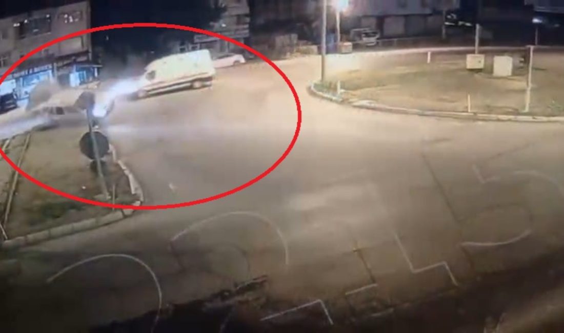 Kent merkezinde, hafif ticari araç ile ambulansın çarpıştığı kazada 5