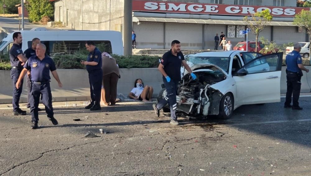 Ankara'da bir araba, birebir istikamette ilerlediği şehirlerarası otobüse çarptı. Kazada