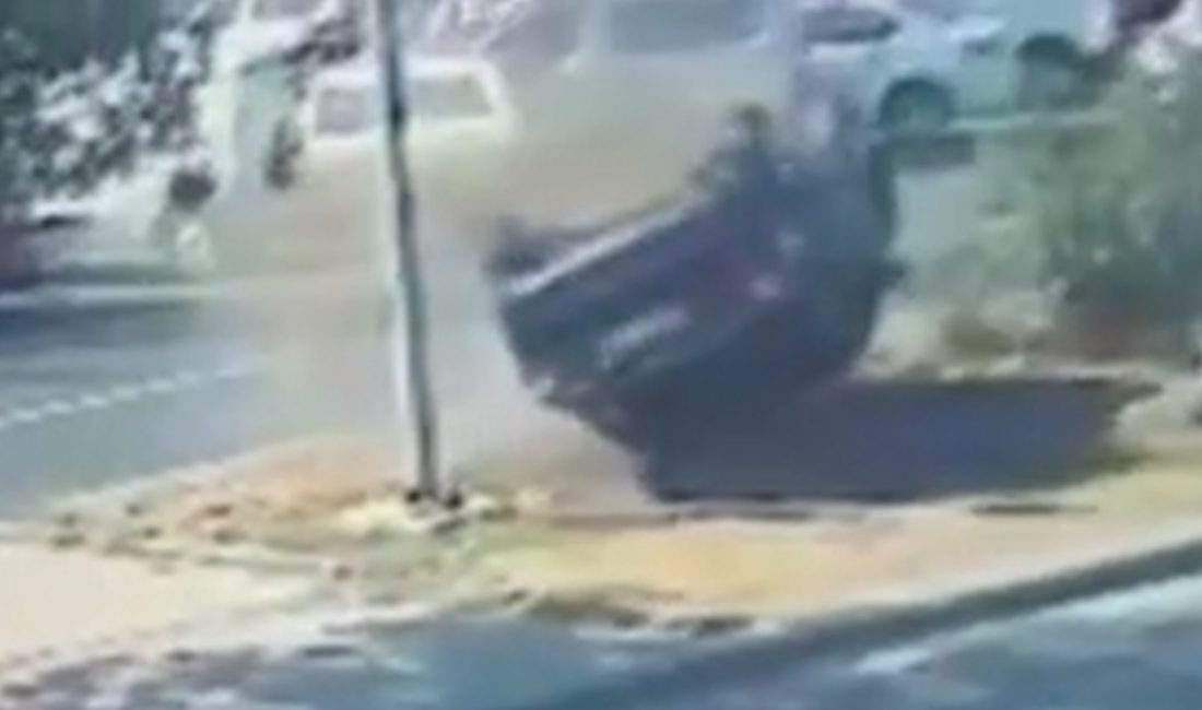 Ankara'da şoförünün denetimini kaybettiği arabanın savrularak refüje devrildiği anlar güvenlik