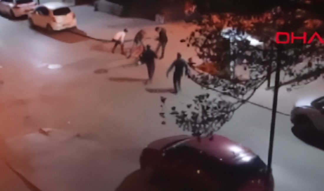 Yenimahalle ilçesinde 7-8 kişilik küme, kovaladıkları kişiyi sokak ortasında tekmeleyerek,