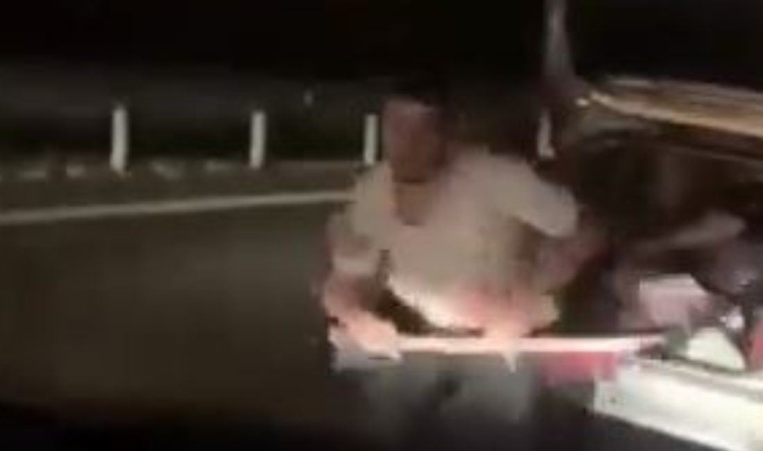 Başkentte bir arabada bulunan şahısların trafikte önünü kestikleri araca baltayla