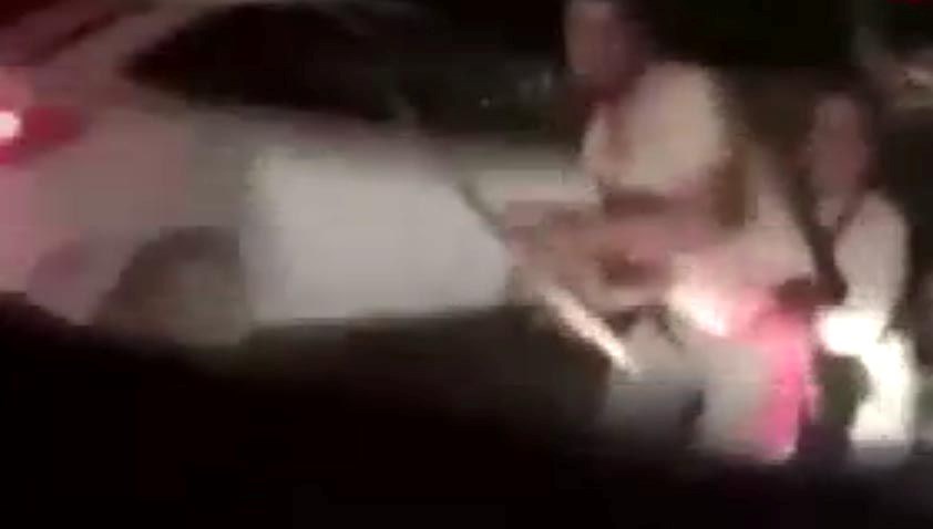 Ankara'da trafikte önünü kestikleri arabaya baltayla saldıran baba-oğul gözaltına alındı.