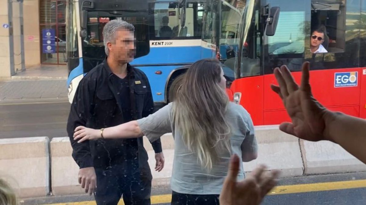 Trafikte çıkan tartışmada arabasından inen şoförün otobüs sürücüsünün üzerine yürüdüğü