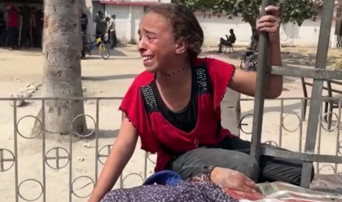İsrail'in taarruz düzenlediği Gazze'nin kuzeyindeki Şucaiyye Mahallesi'nde annesini kaybeden Filistinli