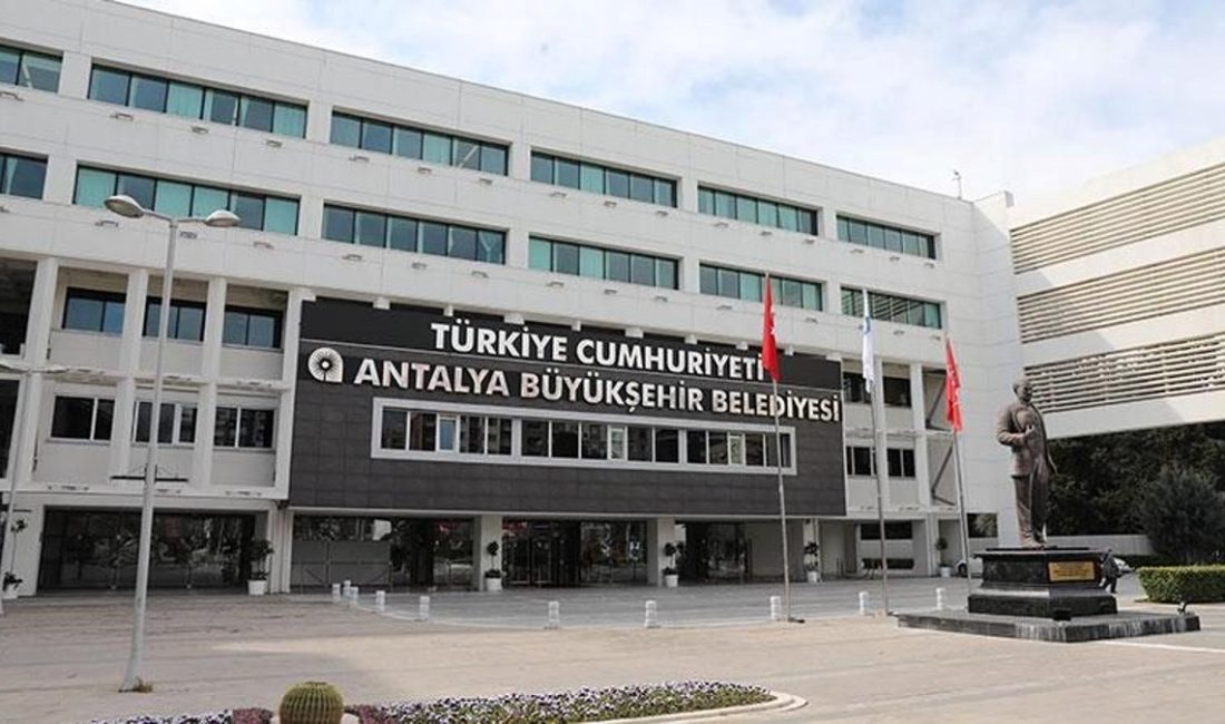 Antalya Büyükşehir Belediyesi'ne yönelik rüşvet suçlamasıyla yeni bir operasyon başlatıldı.