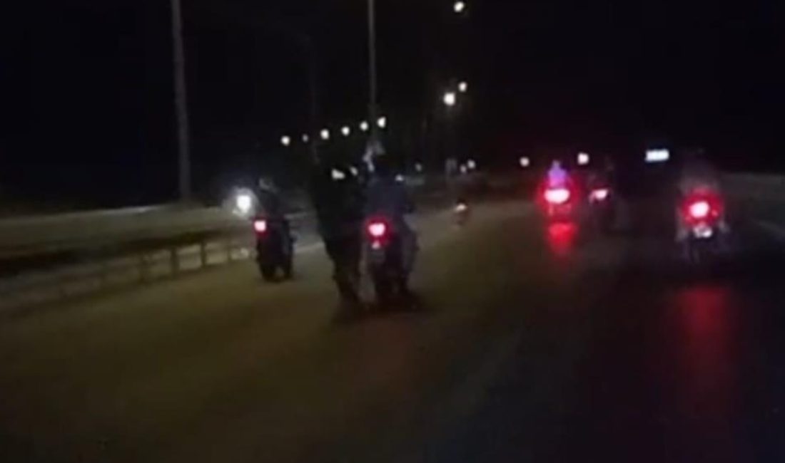 Motosikletin önünü kaldırdığı sırada önündeki motosiklete temas edip denetimi kaybeden