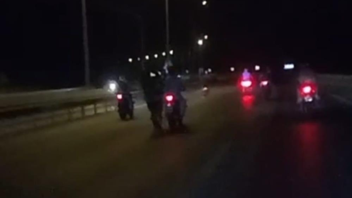 Motosikletin önünü kaldırdığı sırada önündeki motosiklete temas edip denetimi kaybeden