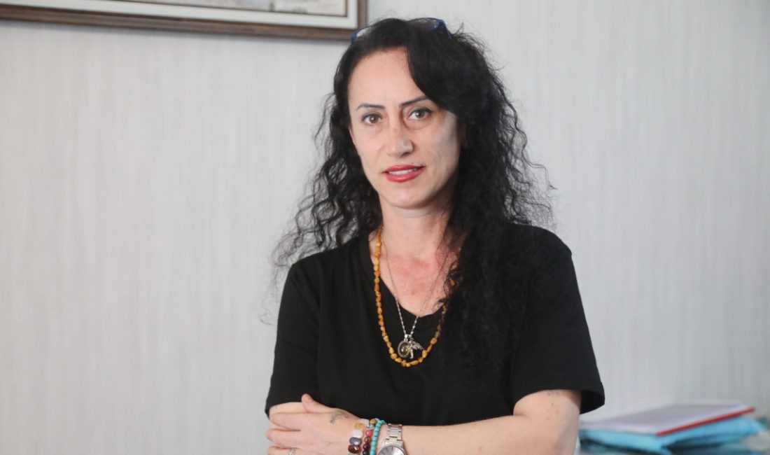 Antalya'da, 16 yaşındayken annesinin biyolojik annesi olmadığını öğrenen Nilşad Parmaksız,