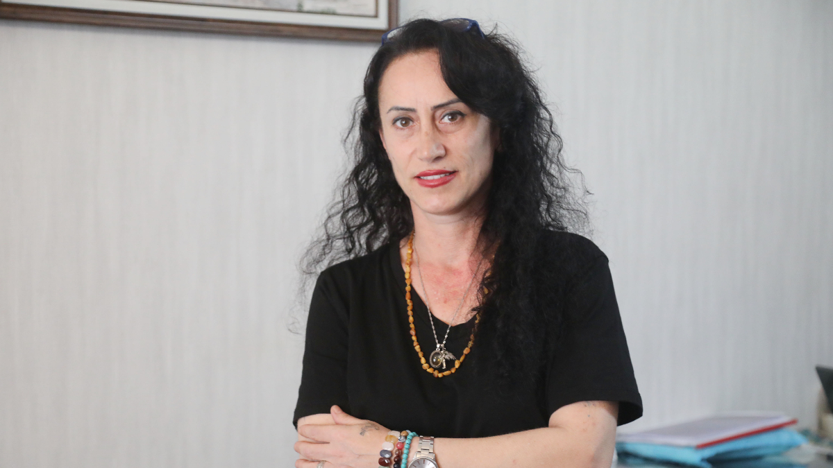 Antalya'da, 16 yaşındayken annesinin biyolojik annesi olmadığını öğrenen Nilşad Parmaksız,