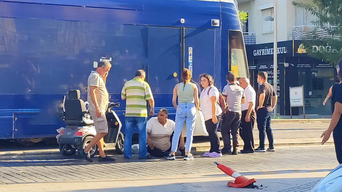 Muratpaşa ilçesinde akülü aracıyla seyir halindeki engelli bir vatandaş, tramvaya