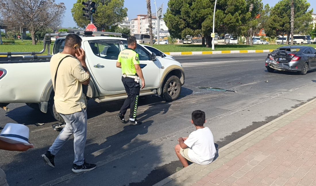 Manavgat ilçesinde kırmızı ışıkta bekleyen arabaya kamyonetin çarpması sonucu yaşanan