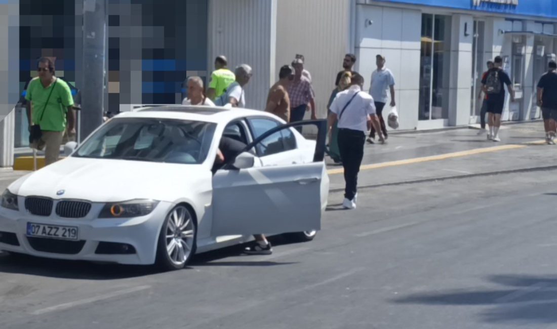 Manavgat ilçesinde kırmızı ışıkta bekleyen arabanın önünü kesen, özel güvenlik
