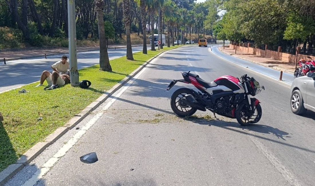 Antalya'da şoförünün direksiyon hakimiyetini yitirdiği motosiklet, refüjdeki palmiye ağacına çarptı.