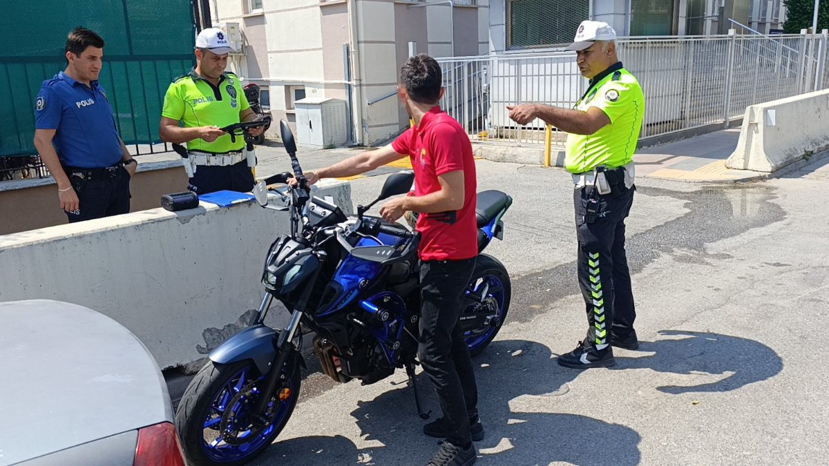 Manavgat ilçesinde, motosikletiyle trafikte akrobatik hareketler yaparak toplumsal medyada paylaşan