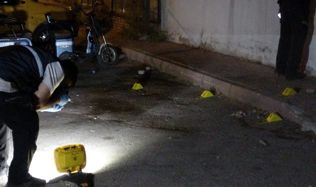 Muratpaşa ilçesinde oturduğu apartmanın önünde kimliği meçhul bir kişinin silahlı