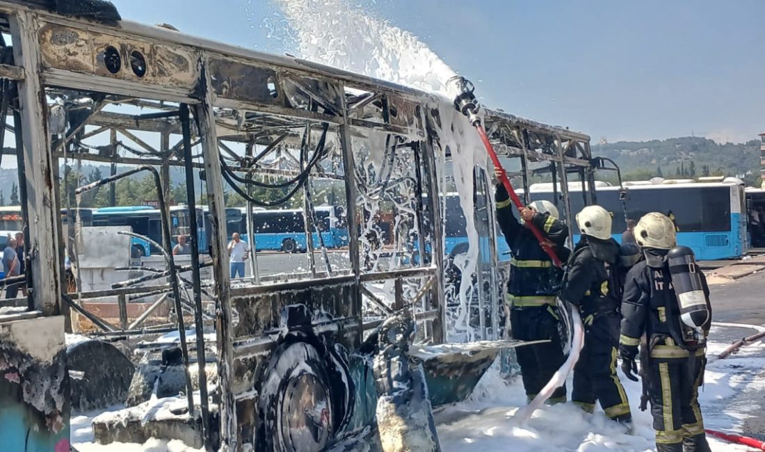 Kepez ilçesinde park halindeki özel halk otobüsü alev alev yanıp