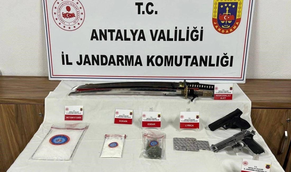 Antalya'da jandarmanın düzenlediği baskında kilolarca uyuşturucu unsur ve silah ele