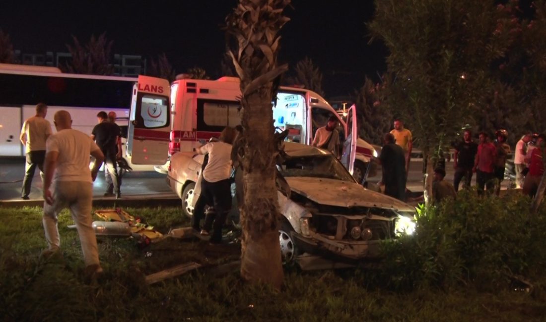 Kepez ilçesinde denetimden çıkarak refüjdeki palmiyeye çarpan araç hurdaya döndü.