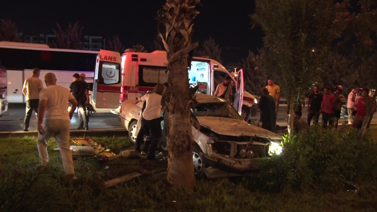 Kepez ilçesinde denetimden çıkarak refüjdeki palmiyeye çarpan araç hurdaya döndü.