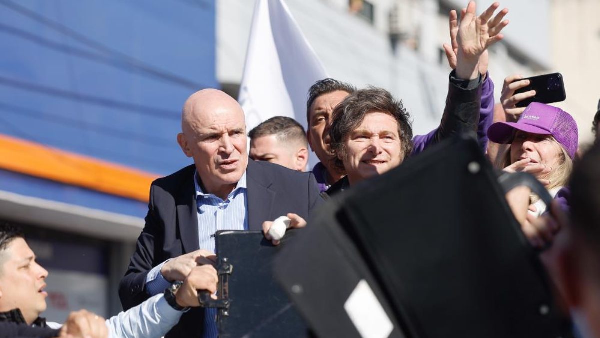 Aracın ardında ayakta durarak halkı selamlayan Arjantin Devlet Başkanı Javier